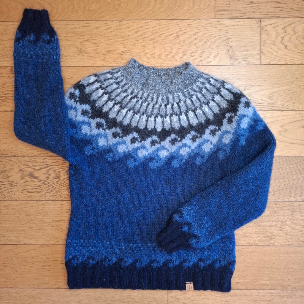 Reynisfjara -flat picture of the sweater